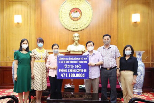 Liên hiệp Hữu nghị trao hơn 471 triệu đồng ủng hộ phòng, chống dịch Covid-19