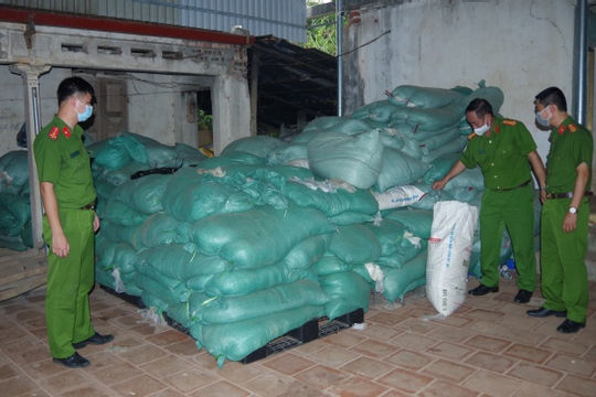 Phát hiện, thu giữ hơn 13,5 tấn rác thải là găng tay y tế đã qua sử dụng