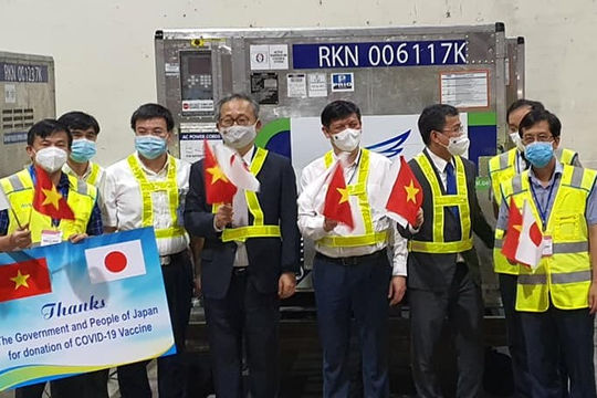 Tiếp nhận gần 1 triệu liều vắc xin phòng Covid-19 của Chính phủ Nhật Bản trao tặng Tiếp nhận gần 1 triệu liều vắc xin phòng Covid-19 của Chính phủ Nhật Bản trao tặng