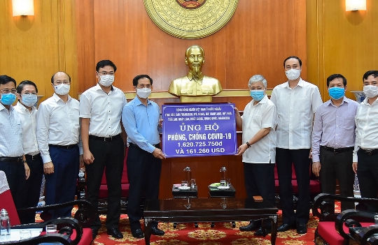 Bộ Ngoại giao trao hơn 6,2 tỷ đồng ủng hộ Quỹ vắc-xin phòng Covid-19 Bộ Ngoại giao trao hơn 6,2 tỷ đồng ủng hộ Quỹ vắc-xin phòng Covid-19