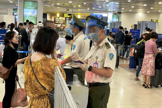 Phát hiện nhiều trường hợp sử dụng giấy tờ giả để đi máy bay