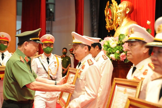 Chủ động giải quyết nhanh, hiệu quả các vấn đề an ninh trật tự nổi lên từ sớm, từ xa, từ cơ sở