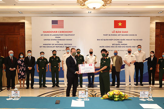 Đại sứ quán Hoa Kỳ tặng Bộ Quốc phòng Việt Nam thiết bị phòng xét nghiệm COVID-19