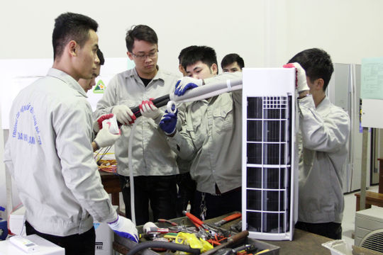 Sớm triển khai thực hiện tốt chính sách để hỗ trợ người lao động vượt qua khó khăn. Sớm triển khai thực hiện tốt chính sách để hỗ trợ người lao động vượt qua khó khăn.