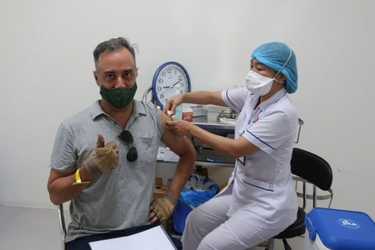 Tiêm vắc-xin phòng Covid-19 cho cán bộ các tổ chức phi chính phủ nước ngoài tại Việt Nam