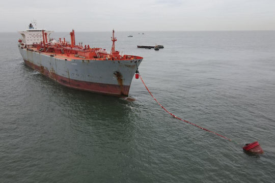 Tàu kho nối Viet Dragon 68 tiếp nhận thành công chuyến tàu LPG lạnh đầu tiên