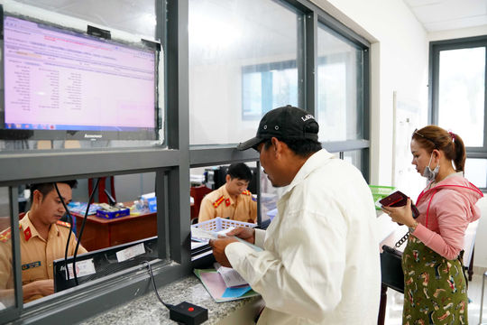 Từ ngày 21/7, người dân được đăng ký, khai báo phương tiện online Từ ngày 21/7, người dân được đăng ký, khai báo phương tiện online