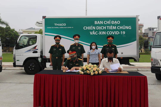 Bàn giao xe lạnh vận chuyển vắc xin cho Chiến dịch tiêm chủng Bàn giao xe lạnh vận chuyển vắc xin cho Chiến dịch tiêm chủng