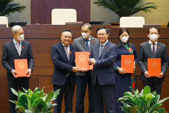 Trao Nghị quyết bầu Tổng Kiểm toán Nhà nước cho đồng chí Trần Sỹ Thanh