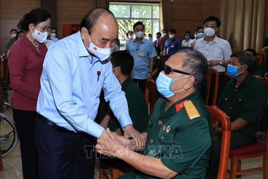 Chủ tịch nước Nguyễn Xuân Phúc thăm, tặng quà thương binh, gia đình liệt sĩ tại Hà Nam