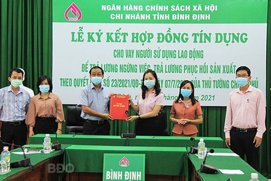 Ký kết hợp đồng tín dụng cho vay người sử dụng lao động trả lương ngừng việc