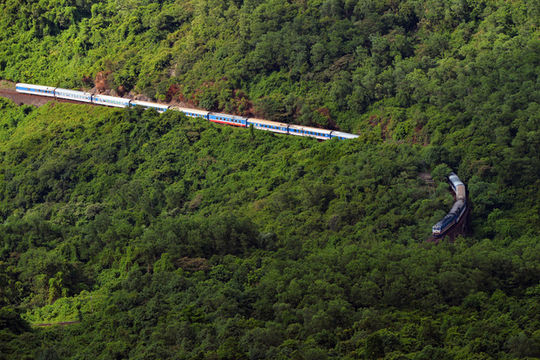 Tàu khách Bắc - Nam tạm dừng đón, trả khách ở một số ga