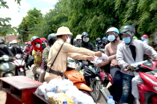 Nghĩa tình Công an nhân dân trong tâm dịch