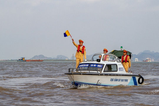 Đảm bảo an toàn giao thông và phòng, chống dịch Covid-19 trên đường thủy nội địa