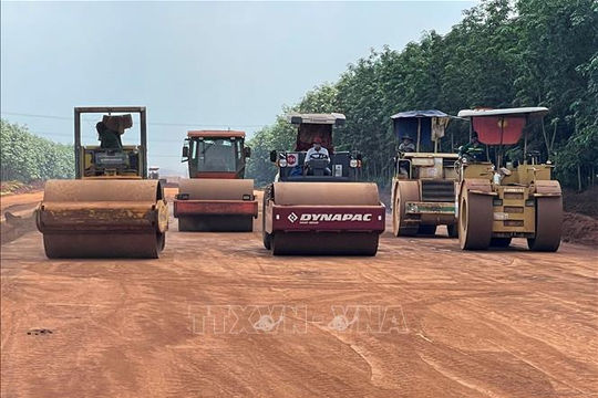 Bộ Giao thông vận tải đề nghị hỗ trợ triển khai hai dự án cao tốc phía Nam