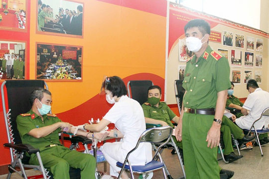 Lực lượng Công an đóng góp 1/3 lượng máu hiến của cả nước