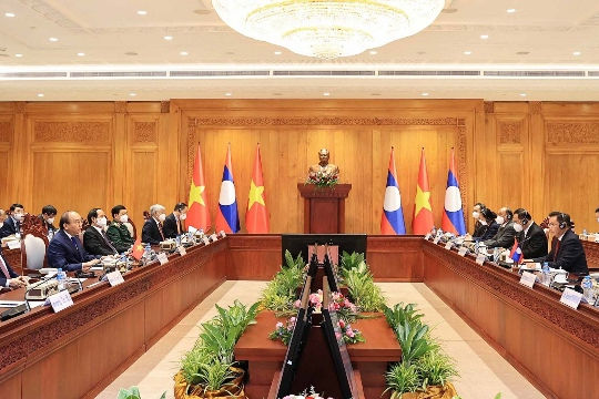 Chủ tịch nước Nguyễn Xuân Phúc hội kiến Chủ tịch Quốc hội Lào