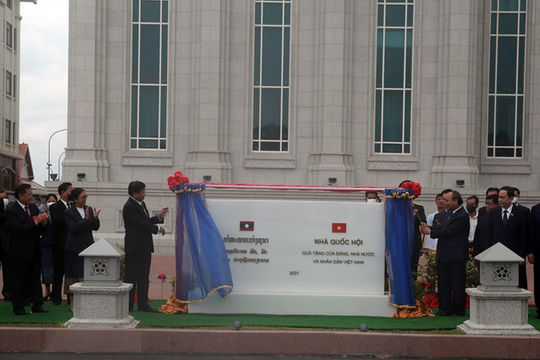 Việt Nam trao tặng công trình Nhà Quốc hội Lào