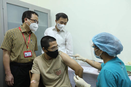 Những tình nguyện viên đầu tiên được tiêm thử nghiệm vắc xin ARCT-154 Những tình nguyện viên đầu tiên được tiêm thử nghiệm vắc xin ARCT-154