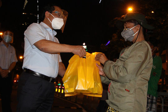 Khẩn cấp hỗ trợ tiền ăn, nhu yếu phẩm cho người dân gặp khó khăn do Covid-19