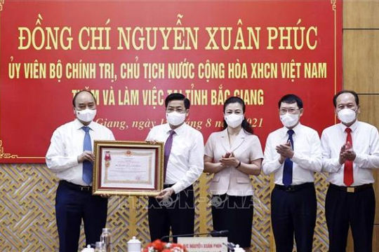 Chủ tịch nước trao Huân chương Lao động cho tỉnh Bắc Giang