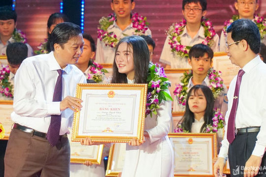 Nghệ An không tổ chức Lễ tuyên dương học sinh xuất sắc, giữ nguyên khen thưởng