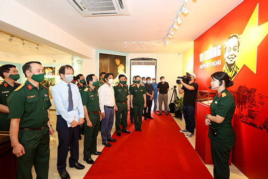 Khai mạc triển lãm chuyên đề “Vị tướng huyền thoại”