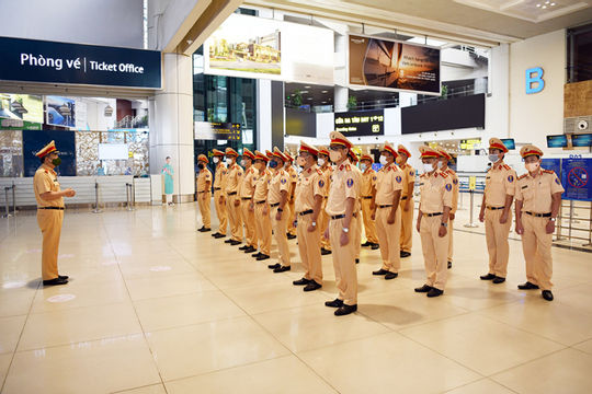 Lực lượng Cảnh sát giao thông vào điểm "nóng" TP. Hồ Chí Minh để đảm bảo an toàn giao thông, hỗ trợ chống dịch