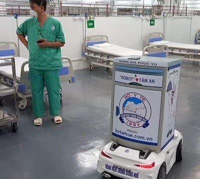 Bệnh viện Trung ương Huế đưa robot vào điều trị bệnh nhân Covid-19 Bệnh viện Trung ương Huế đưa robot vào điều trị bệnh nhân Covid-19