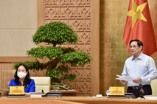 Khen thưởng những người không quản ngại gian khổ trên tuyến đầu chống dịch Khen thưởng những người không quản ngại gian khổ trên tuyến đầu chống dịch