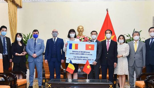 Rumani trao tặng Việt Nam 300 nghìn liều vắc xin phòng Covid-19