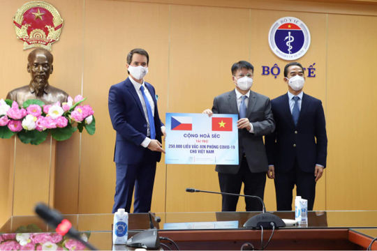 Bộ Y tế tiếp nhận hơn 250 nghìn liều vắc xin phòng Covid-19 do Chính phủ Cộng hòa Séc trao tặng