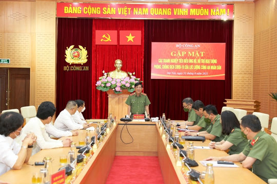 Doanh nghiệp đồng hành cùng lực lượng Công an chống dịch Covid-19