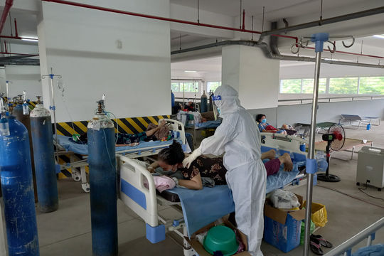 Tăng cường hỗ trợ cho lực lượng nhân viên y tế trong “tâm dịch”