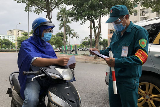 Thủ tướng yêu cầu Hà Nội điều chỉnh bất cập trong việc cấp giấy đi đường