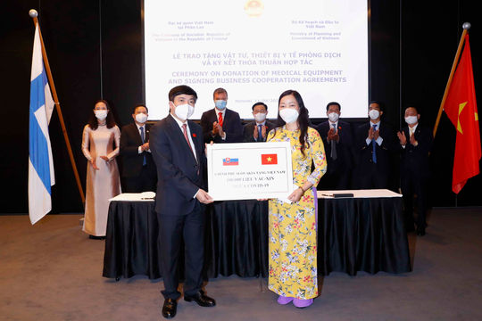 Thêm 100.000 liều vắc xin Astra Zeneca và gần 300 tỷ thiết bị y tế hỗ trợ Việt Nam chống dịch