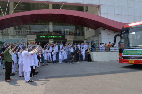 Cán bộ, nhân viên Bệnh viện Nội tiết Trung ương tiếp tục vào Nam hỗ trợ chống dịch