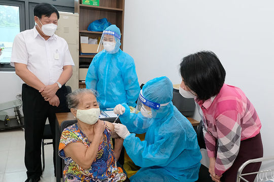 Tạm dừng hoặc đình chỉ tiêm chủng vắc xin Covid-19 nếu vi phạm các quy định chuyên môn Tạm dừng hoặc đình chỉ tiêm chủng vắc xin Covid-19 nếu vi phạm các quy định chuyên môn