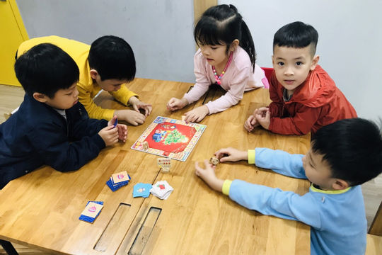 Xây dựng phương châm giáo dục mầm non “trẻ chơi mà học, học bằng chơi”