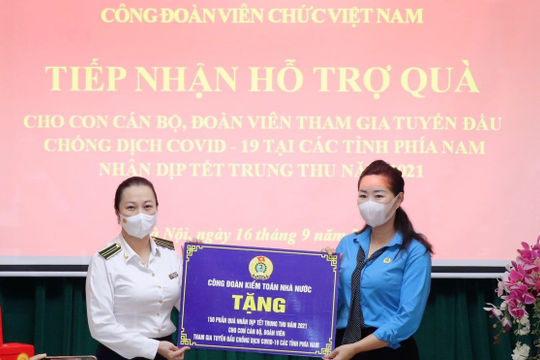 Trao quà Tết Trung thu tặng con em lực lượng y tế tuyến đầu chống dịch ở các tỉnh phía Nam