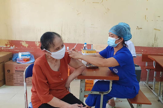 Gần 1.000 cán bộ, nhân viên Bệnh viện Bạch Mai hỗ trợ Hà Nội xét nghiệm và tiêm chủng “thần tốc”