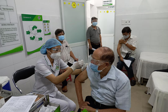 Đẩy mạnh tiêm vắc xin mũi 2 và bảo vệ tốt “vùng xanh”, sớm đưa Thành phố sang trạng thái bình thường mới