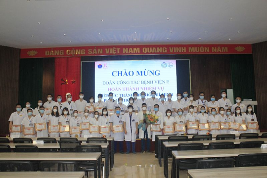 Bệnh viện E vinh danh những chiến sỹ áo trắng trở về từ tâm dịch TP. Hồ Chí Minh