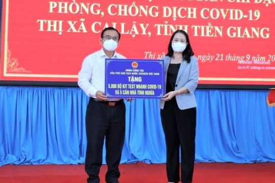 Phó Chủ tịch nước Võ Thị Ánh Xuân thăm, trao quà hỗ trợ tỉnh Tiền Giang phòng, chống dịch Covid-19