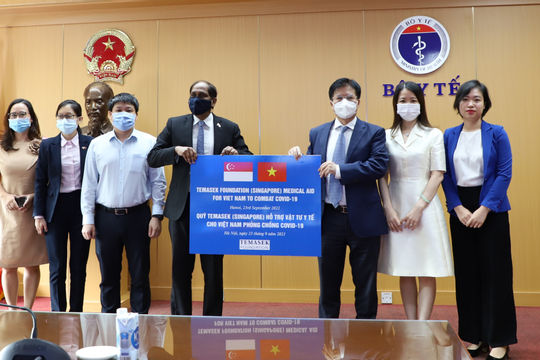 Bộ Y tế tiếp nhận vật tư y tế phục vụ phòng, chống dịch do Quỹ Temasek Singapore trao tặng