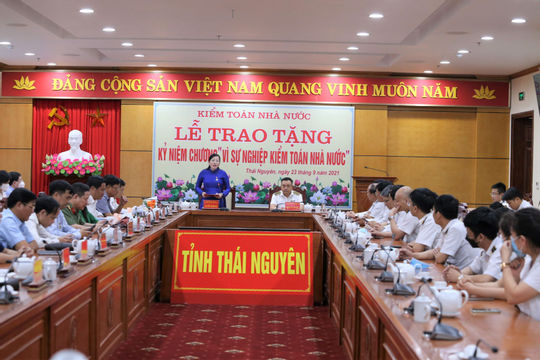 Trao tặng Kỷ niệm chương "Vì sự nghiệp Kiểm toán Nhà nước" cho lãnh đạo tỉnh và các cơ quan thuộc tỉnh Thái Nguyên