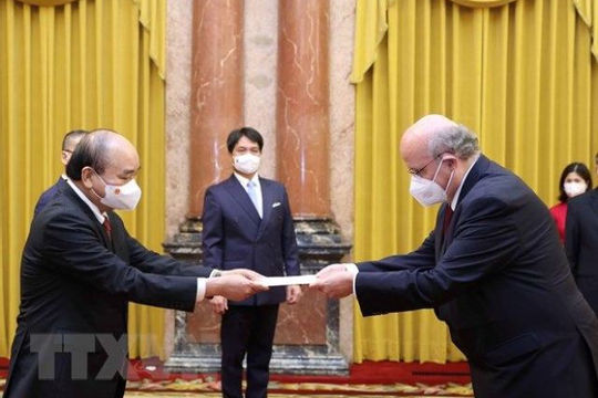 Chủ tịch nước Nguyễn Xuân Phúc tiếp các Đại sứ trình Quốc thư nhận nhiệm vụ