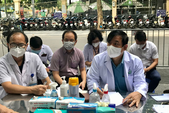 Khẩn trương xét nghiệm để phân “vùng xanh”, “vùng đỏ” phục vụ chống dịch Covid-19 tại Bệnh viện Việt Đức