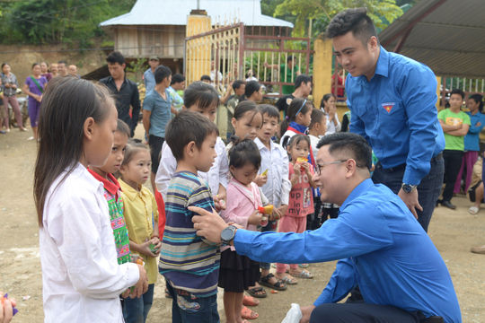 Đồng hành cùng học sinh nghèo vượt qua đại dịch