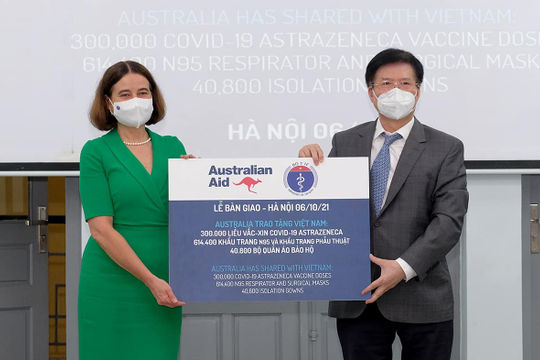 Tiếp nhận thêm 300.000 liều vắc xin Covid-19 và trang thiết bị chống dịch từ Australia